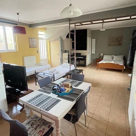 Patras - Independent Studio In Quiet Area Bagian luar foto