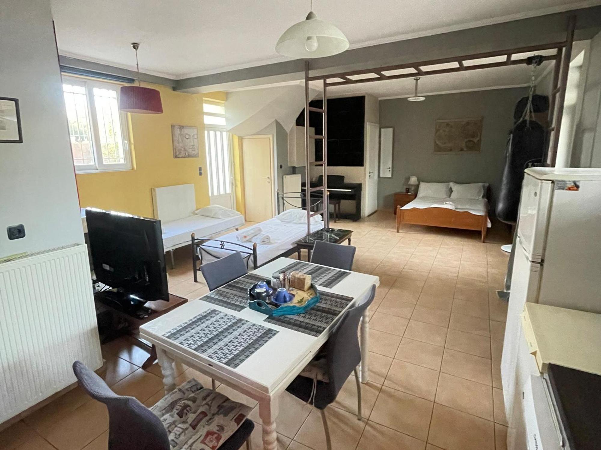 Patras - Independent Studio In Quiet Area Bagian luar foto
